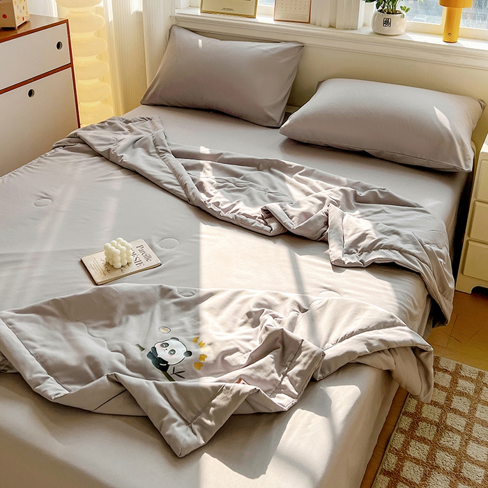 91家纺网 家纺一手货源 找家纺 易展家居 2026新款水洗棉大豆纤维夏被 熊猫·轻银灰