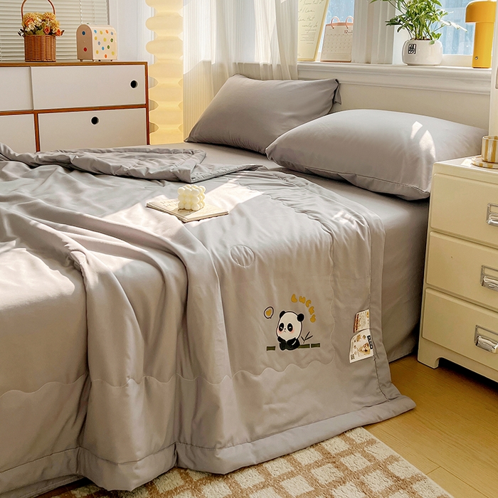 91家纺网 家纺一手货源 找家纺 易展家居 2026新款水洗棉大豆纤维夏被 熊猫·轻银灰