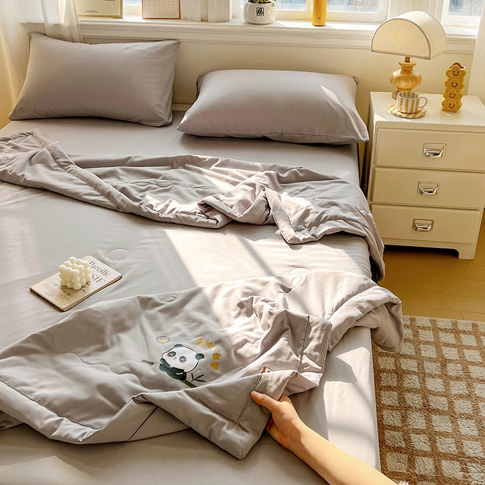 91家纺网 家纺一手货源 找家纺 易展家居 2026新款水洗棉大豆纤维夏被 熊猫·轻银灰