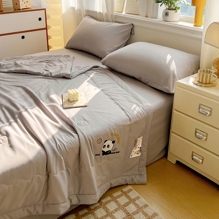 91家纺网 家纺一手货源 找家纺 易展家居 2026新款水洗棉大豆纤维夏被 熊猫·轻银灰