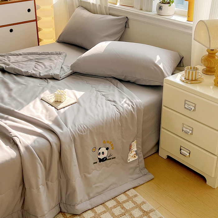 91家纺网 家纺一手货源 找家纺 易展家居 2026新款水洗棉大豆纤维夏被 熊猫·轻银灰