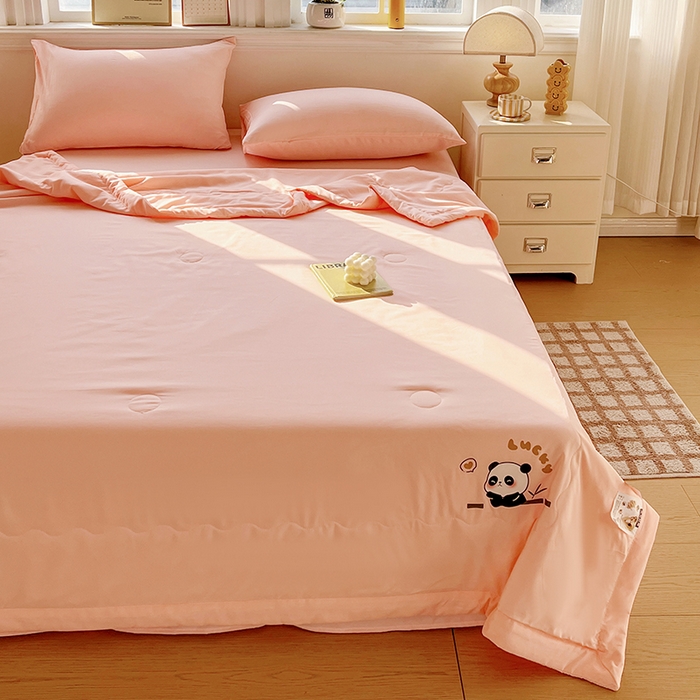 91家纺网 家纺一手货源 找家纺 易展家居 2026新款水洗棉大豆纤维夏被 熊猫-奶昔粉