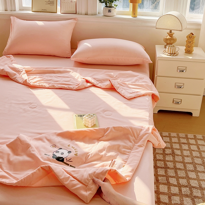 91家纺网 家纺一手货源 找家纺 易展家居 2026新款水洗棉大豆纤维夏被 熊猫-奶昔粉