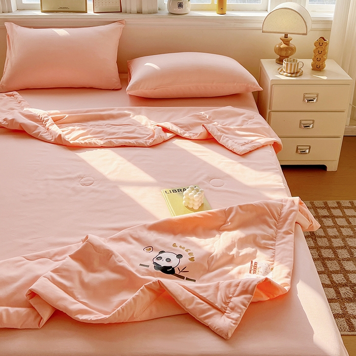 91家纺网 家纺一手货源 找家纺 易展家居 2026新款水洗棉大豆纤维夏被 熊猫-奶昔粉