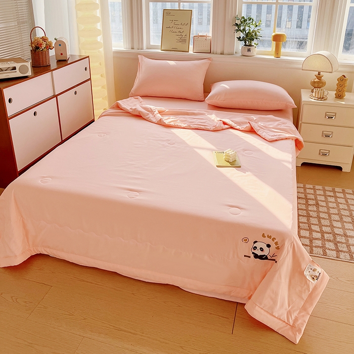 91家纺网 家纺一手货源 找家纺 易展家居 2026新款水洗棉大豆纤维夏被 熊猫-奶昔粉