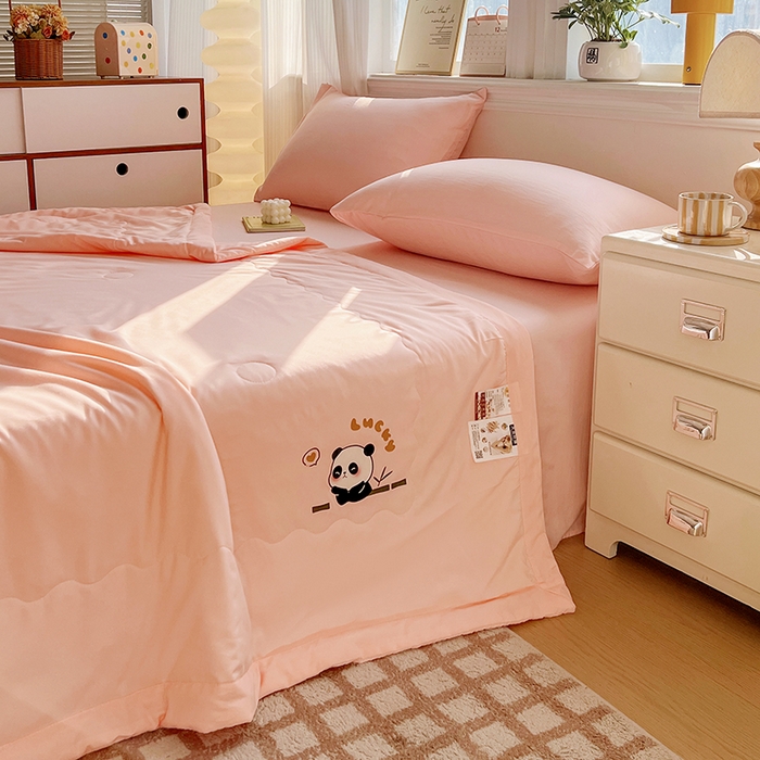 91家纺网 家纺一手货源 找家纺 易展家居 2026新款水洗棉大豆纤维夏被 熊猫-奶昔粉