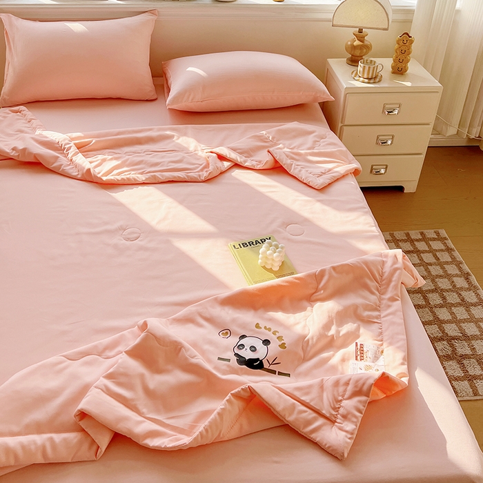 91家纺网 家纺一手货源 找家纺 易展家居 2026新款水洗棉大豆纤维夏被 熊猫-奶昔粉