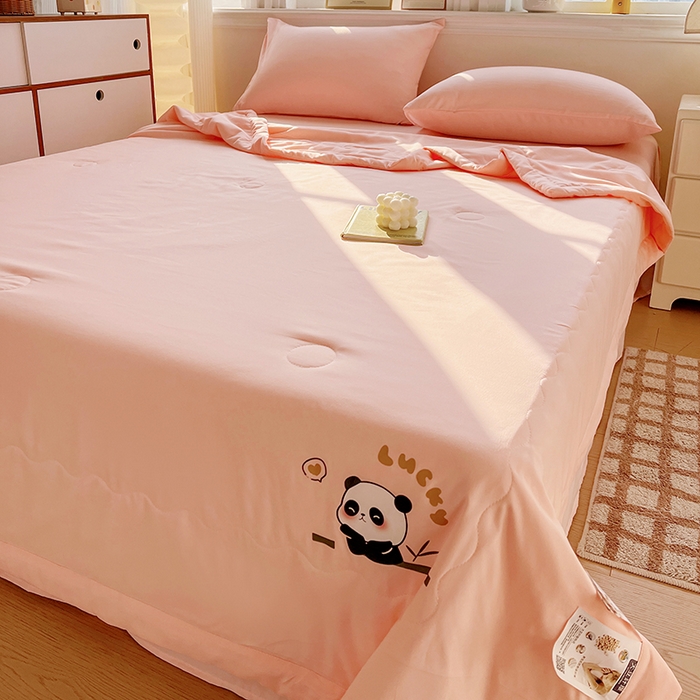 91家纺网 家纺一手货源 找家纺 易展家居 2026新款水洗棉大豆纤维夏被 熊猫-奶昔粉