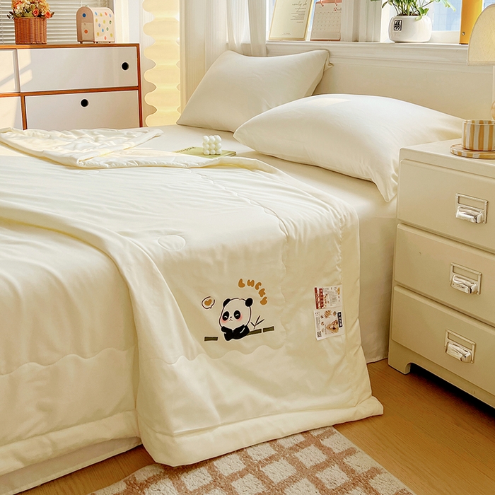 91家纺网 家纺一手货源 找家纺 易展家居 2026新款水洗棉大豆纤维夏被 熊猫-奶昔黃