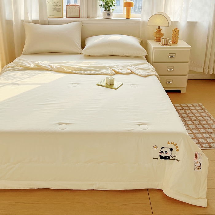 91家纺网 家纺一手货源 找家纺 易展家居 2026新款水洗棉大豆纤维夏被 熊猫-奶昔黃