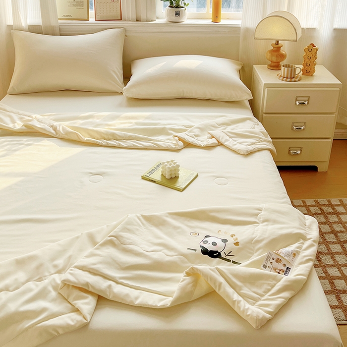 91家纺网 家纺一手货源 找家纺 易展家居 2026新款水洗棉大豆纤维夏被 熊猫-奶昔黃