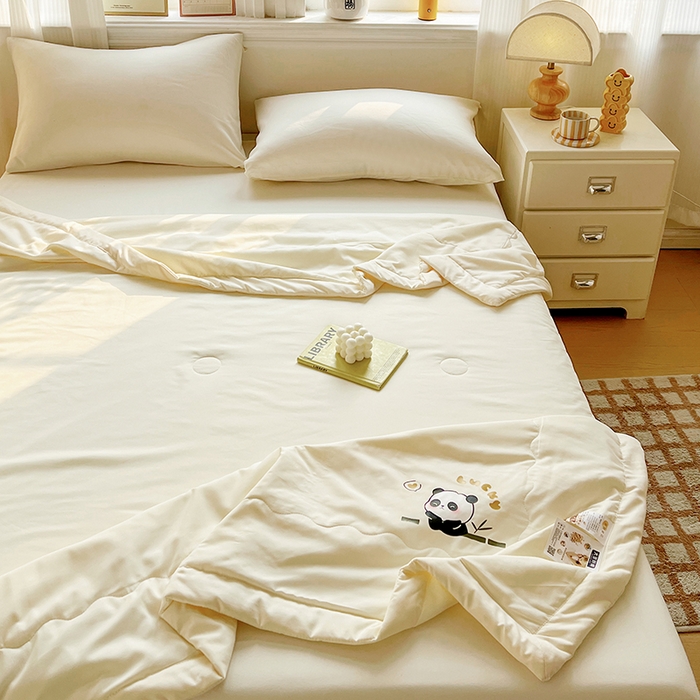 91家纺网 家纺一手货源 找家纺 易展家居 2026新款水洗棉大豆纤维夏被 熊猫-奶昔黃