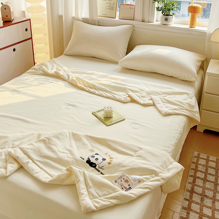 91家纺网 家纺一手货源 找家纺 易展家居 2026新款水洗棉大豆纤维夏被 熊猫-奶昔黃