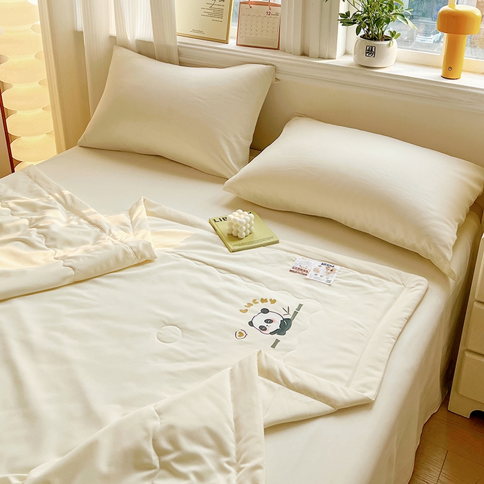 91家纺网 家纺一手货源 找家纺 易展家居 2026新款水洗棉大豆纤维夏被 熊猫-奶昔黃