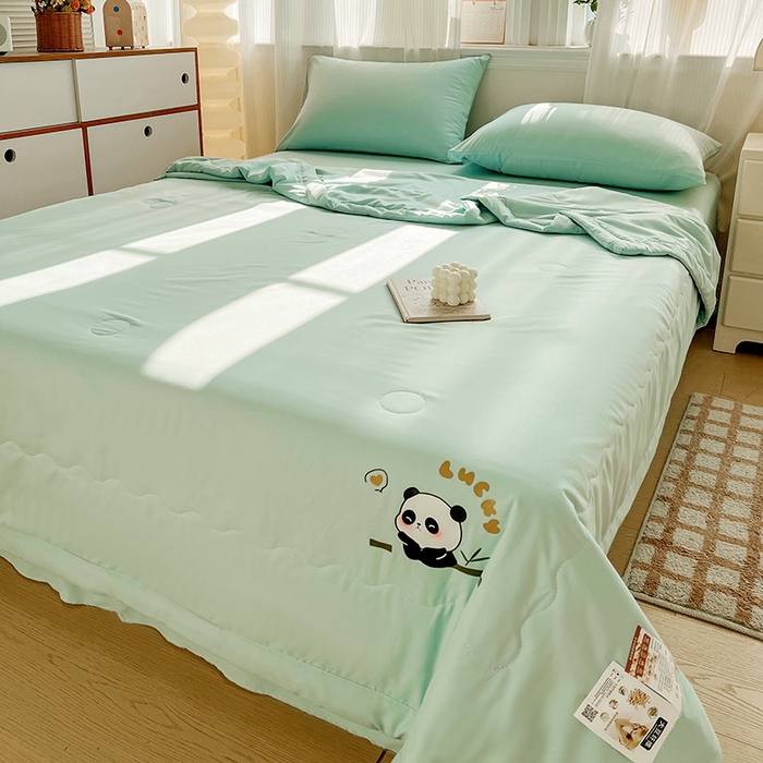 91家纺网 家纺一手货源 找家纺 易展家居 2026新款水洗棉大豆纤维夏被 熊猫-奶昔绿