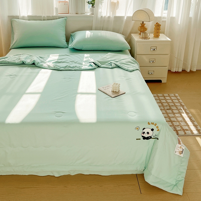 91家纺网 家纺一手货源 找家纺 易展家居 2026新款水洗棉大豆纤维夏被 熊猫-奶昔绿