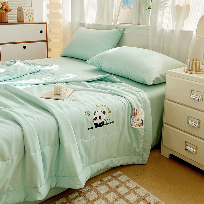 91家纺网 家纺一手货源 找家纺 易展家居 2026新款水洗棉大豆纤维夏被 熊猫-奶昔绿