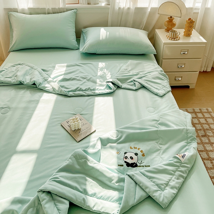 91家纺网 家纺一手货源 找家纺 易展家居 2026新款水洗棉大豆纤维夏被 熊猫-奶昔绿