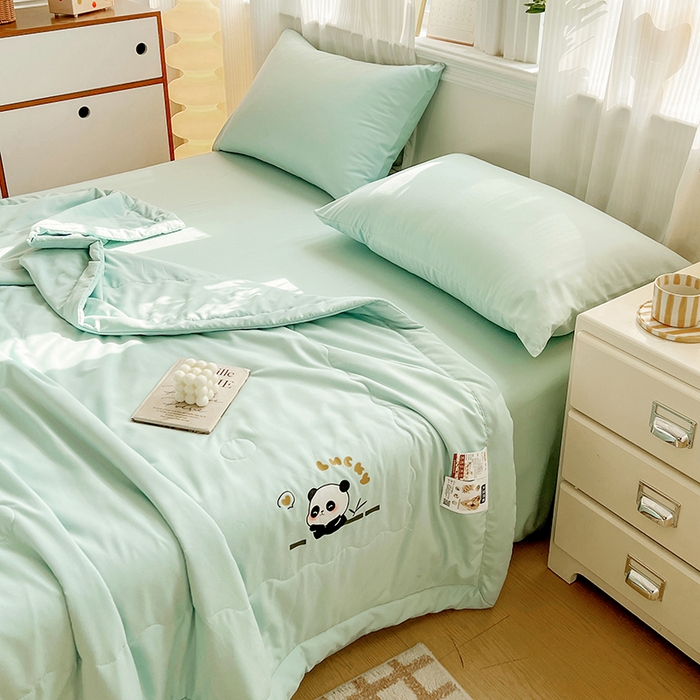 91家纺网 家纺一手货源 找家纺 易展家居 2026新款水洗棉大豆纤维夏被 熊猫-奶昔绿