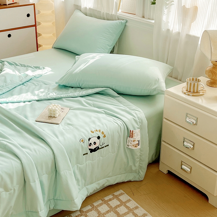 91家纺网 家纺一手货源 找家纺 易展家居 2026新款水洗棉大豆纤维夏被 熊猫-奶昔绿