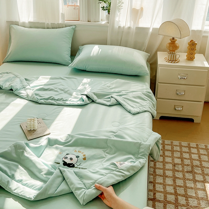91家纺网 家纺一手货源 找家纺 易展家居 2026新款水洗棉大豆纤维夏被 熊猫-奶昔绿