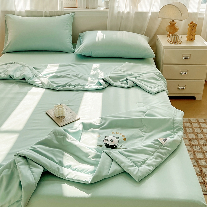 91家纺网 家纺一手货源 找家纺 易展家居 2026新款水洗棉大豆纤维夏被 熊猫-奶昔绿