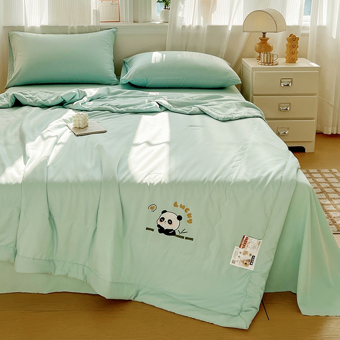 91家纺网 家纺一手货源 找家纺 易展家居 2026新款水洗棉大豆纤维夏被 熊猫-奶昔绿