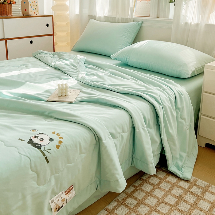 91家纺网 家纺一手货源 找家纺 易展家居 2026新款水洗棉大豆纤维夏被 熊猫-奶昔绿