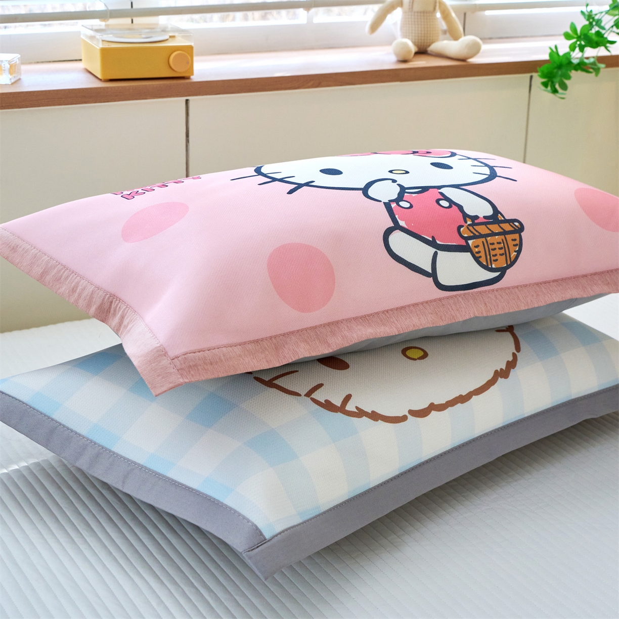 91家纺网 家纺一手货源 找家纺 兄弟坊 2026新款正版授权卡通儿童冰丝枕套枕头枕芯午睡枕卡通枕套 春游凯蒂猫