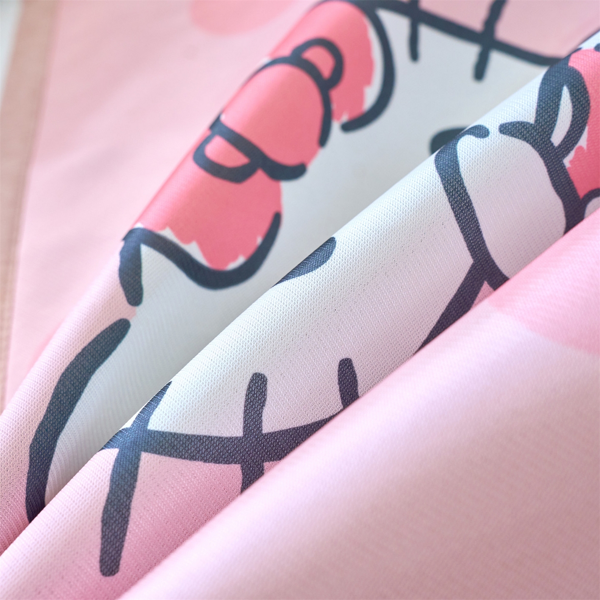 91家纺网 家纺一手货源 找家纺 兄弟坊 2026新款正版授权卡通儿童冰丝枕套枕头枕芯午睡枕卡通枕套 春游凯蒂猫