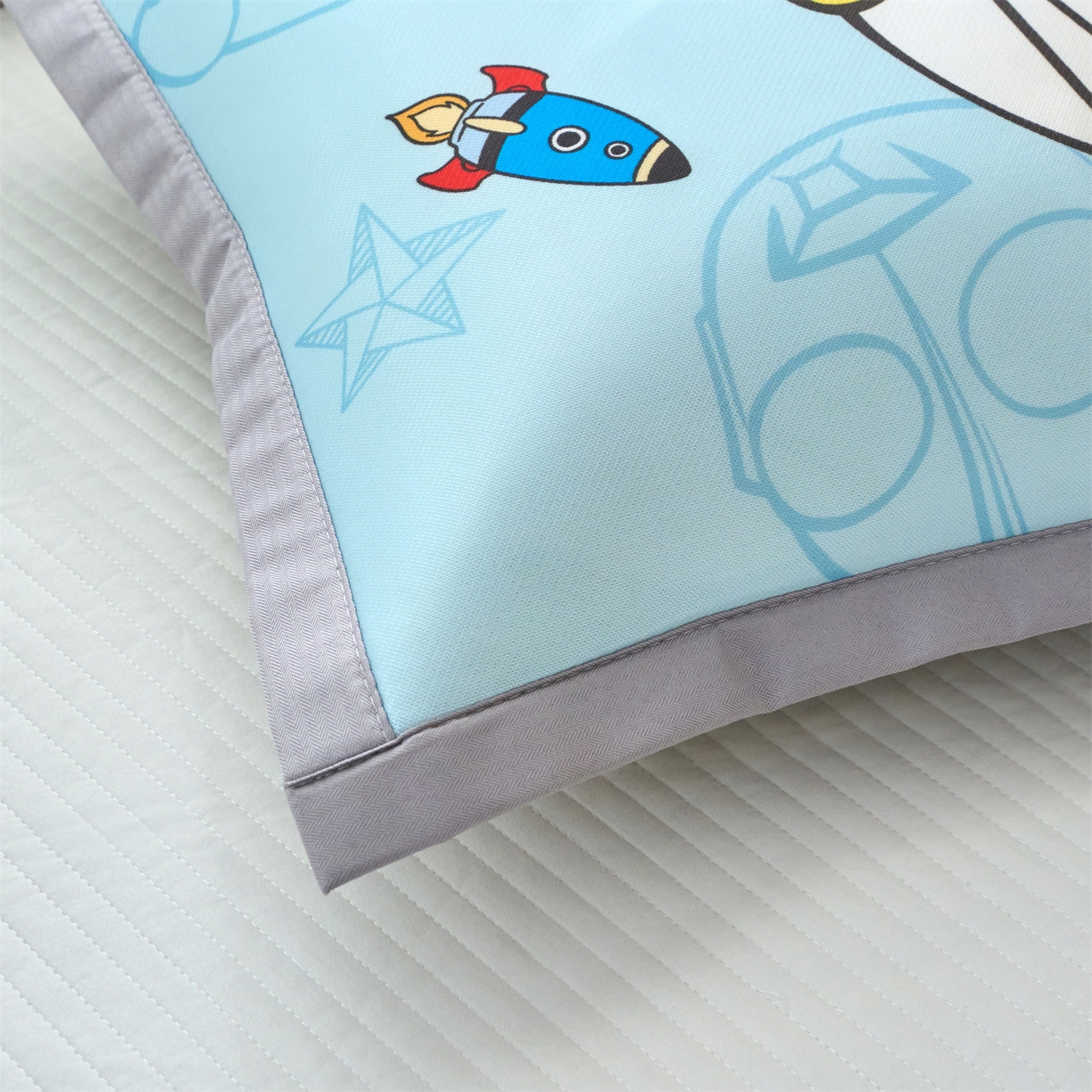 91家纺网 家纺一手货源 找家纺 兄弟坊 2026新款正版授权卡通儿童冰丝枕套枕头枕芯午睡枕卡通枕套 战斗奥特