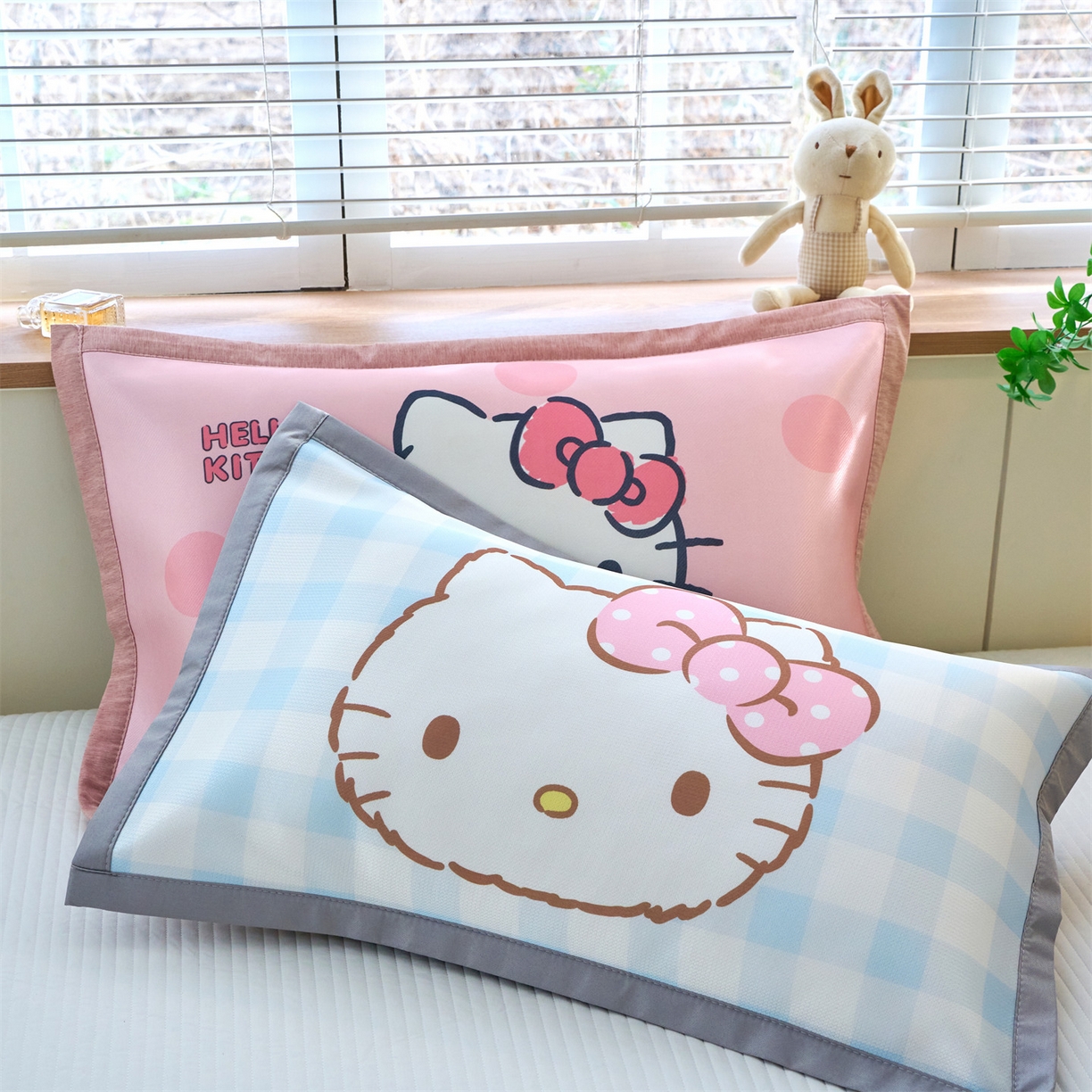 91家纺网 家纺一手货源 找家纺 兄弟坊 2026新款正版授权卡通儿童冰丝枕套枕头枕芯午睡枕卡通枕套 春游凯蒂猫