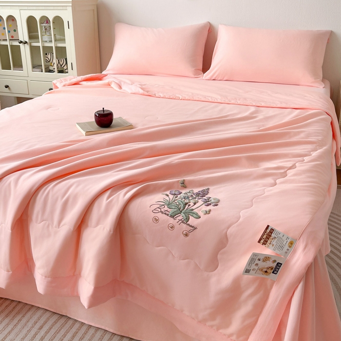 91家纺网 家纺一手货源 找家纺 易展家居 2026新款水洗棉大豆纤维夏被 蝶语花香-粉色