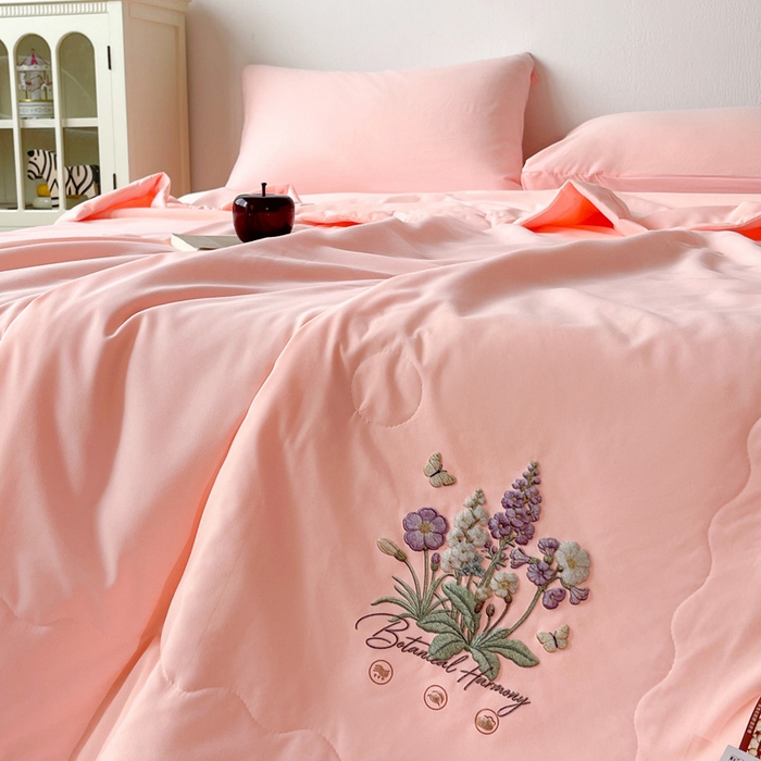 91家纺网 家纺一手货源 找家纺 易展家居 2026新款水洗棉大豆纤维夏被 蝶语花香-粉色