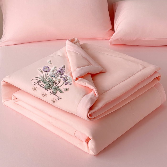 91家纺网 家纺一手货源 找家纺 易展家居 2026新款水洗棉大豆纤维夏被 蝶语花香-粉色