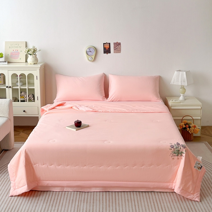 91家纺网 家纺一手货源 找家纺 易展家居 2026新款水洗棉大豆纤维夏被 蝶语花香-粉色