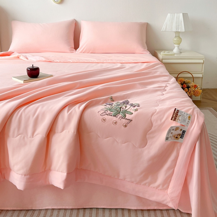 91家纺网 家纺一手货源 找家纺 易展家居 2026新款水洗棉大豆纤维夏被 蝶语花香-粉色