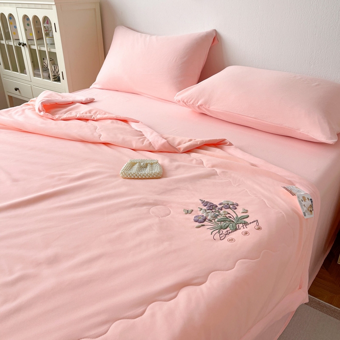 91家纺网 家纺一手货源 找家纺 易展家居 2026新款水洗棉大豆纤维夏被 蝶语花香-粉色