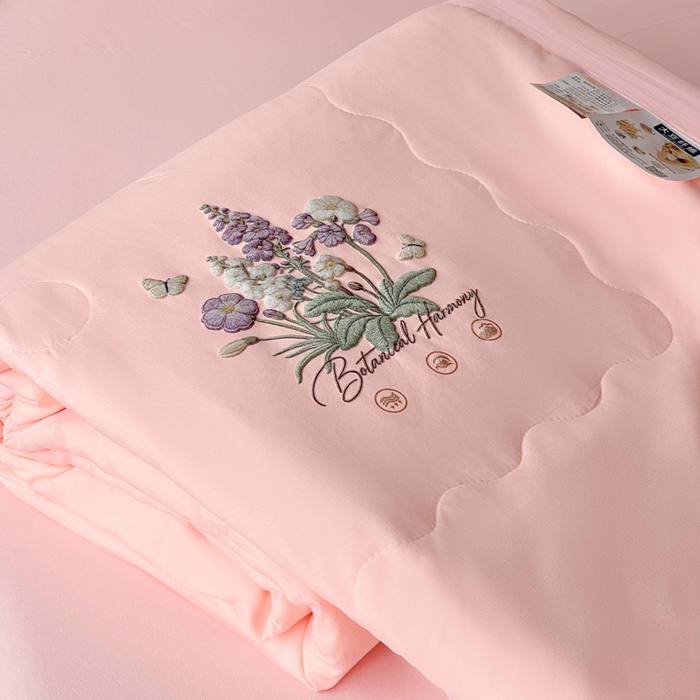 91家纺网 家纺一手货源 找家纺 易展家居 2026新款水洗棉大豆纤维夏被 蝶语花香-粉色