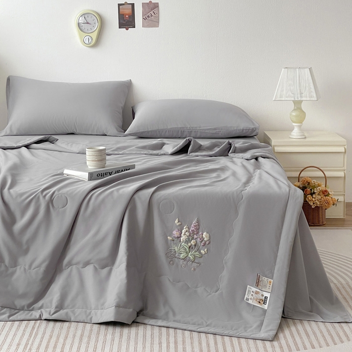 91家纺网 家纺一手货源 找家纺 易展家居 2026新款水洗棉大豆纤维夏被 蝶语花香-灰色