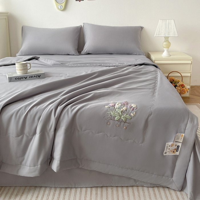 91家纺网 家纺一手货源 找家纺 易展家居 2026新款水洗棉大豆纤维夏被 蝶语花香-灰色