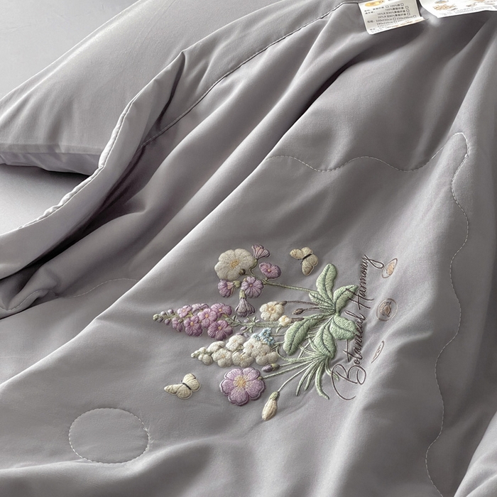 91家纺网 家纺一手货源 找家纺 易展家居 2026新款水洗棉大豆纤维夏被 蝶语花香-灰色