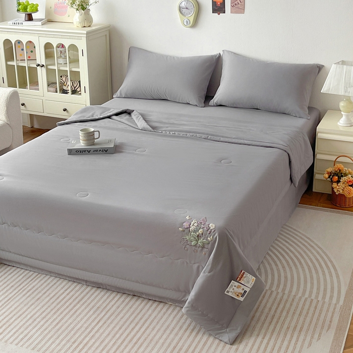 91家纺网 家纺一手货源 找家纺 易展家居 2026新款水洗棉大豆纤维夏被 蝶语花香-灰色