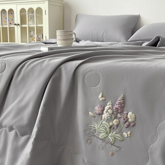 91家纺网 家纺一手货源 找家纺 易展家居 2026新款水洗棉大豆纤维夏被 蝶语花香-灰色