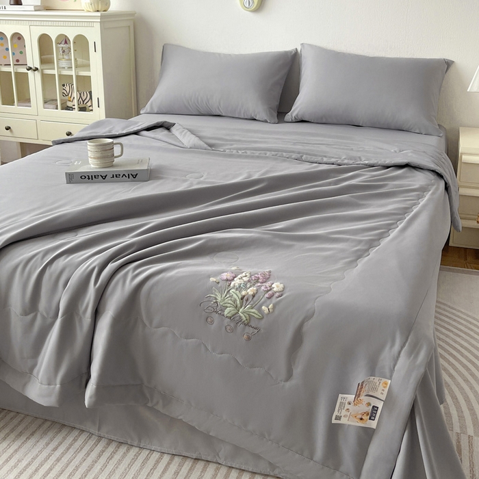 91家纺网 家纺一手货源 找家纺 易展家居 2026新款水洗棉大豆纤维夏被 蝶语花香-灰色