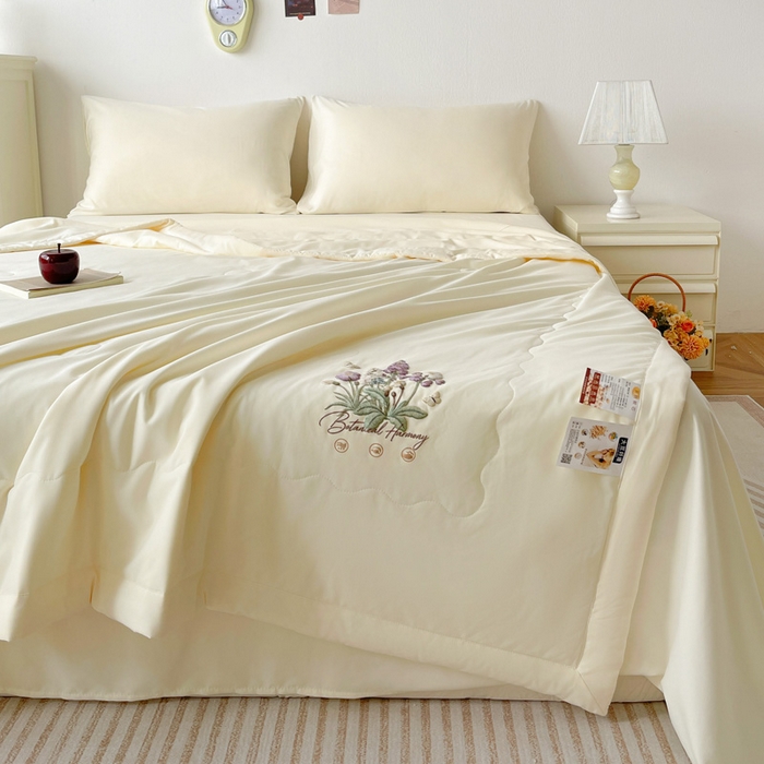 91家纺网 家纺一手货源 找家纺 易展家居 2026新款水洗棉大豆纤维夏被 蝶语花香-浅黄