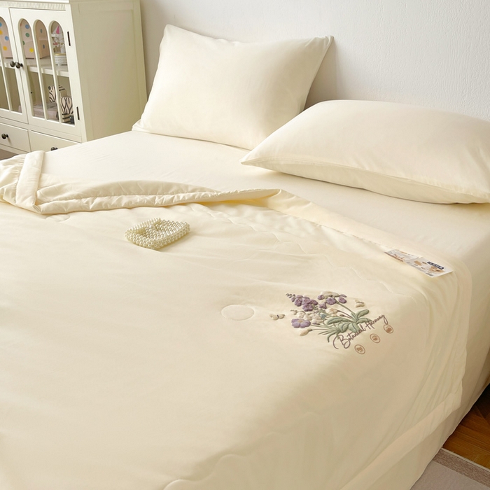 91家纺网 家纺一手货源 找家纺 易展家居 2026新款水洗棉大豆纤维夏被 蝶语花香-浅黄