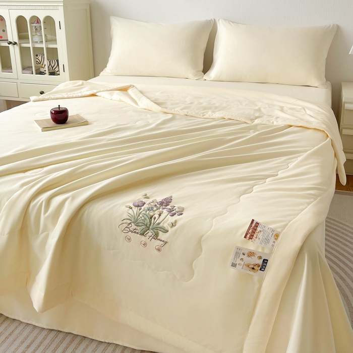 91家纺网 家纺一手货源 找家纺 易展家居 2026新款水洗棉大豆纤维夏被 蝶语花香-浅黄