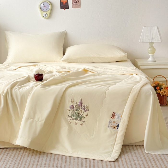 91家纺网 家纺一手货源 找家纺 易展家居 2026新款水洗棉大豆纤维夏被 蝶语花香-浅黄