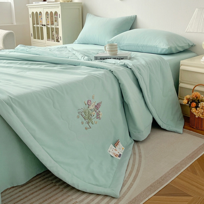 91家纺网 家纺一手货源 找家纺 易展家居 2026新款水洗棉大豆纤维夏被 蝶语花香-青色